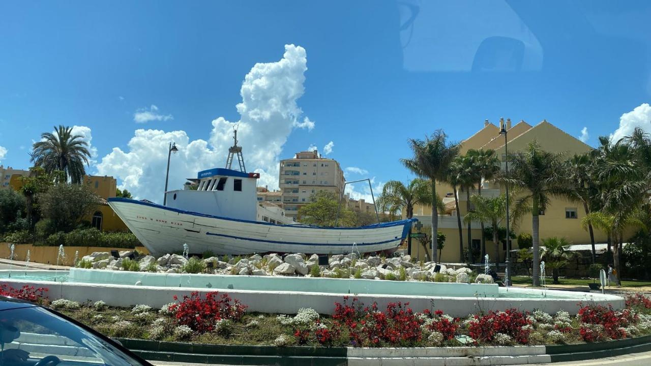 Central 2-Bed Apartment In Estepona Port Екстер'єр фото