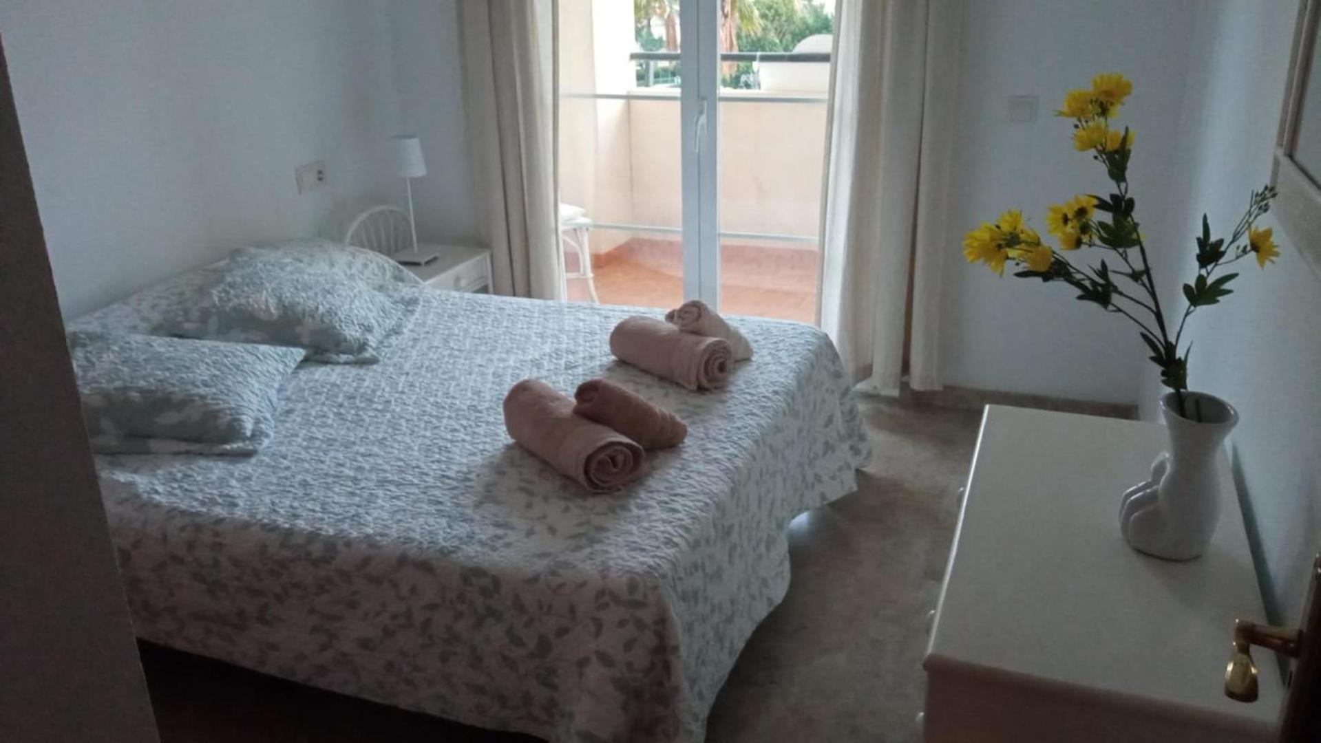 Central 2-Bed Apartment In Estepona Port Екстер'єр фото